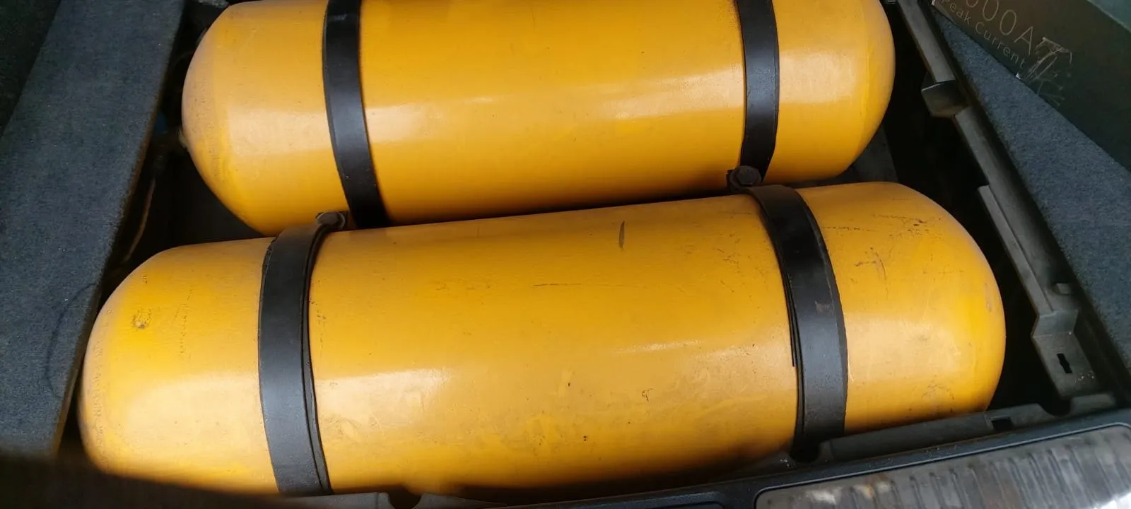 Tanques de GNV instalados en la maletera de un auto
